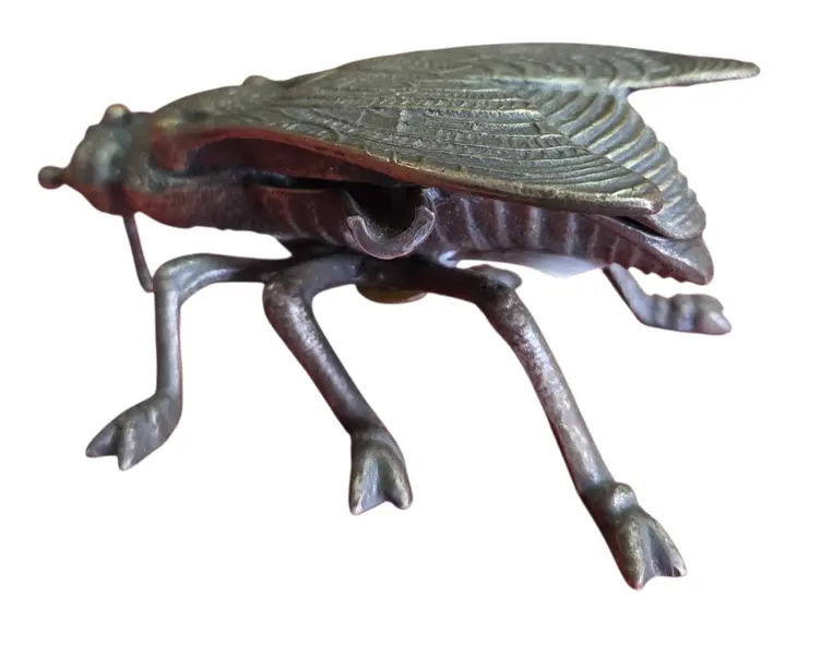 Foto de um(a) Cinzeiro de Mosca em Bronze, da categoria de Cinzeiros. Mostrado de uma perspectiva diferente. Vendido no marketplace Trésors.