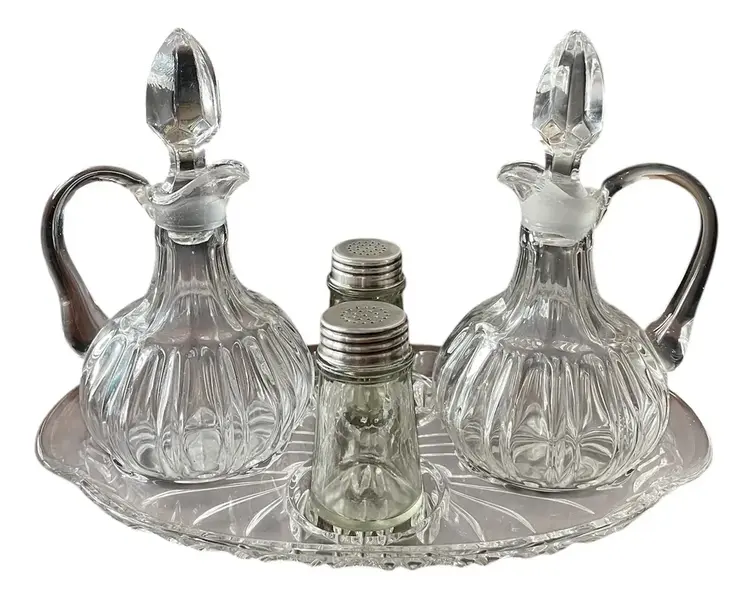 Foto de um(a) Antigo Galheteiro Saleiro Em Cristal Francês, da categoria de Saleiros e pimenteiros. Antigo galheteiro em cristal francês prensado. Composto por cinco peças. **Uma das garrafinhas tem um lascado na borda.... Vendido no marketplace Trésors.