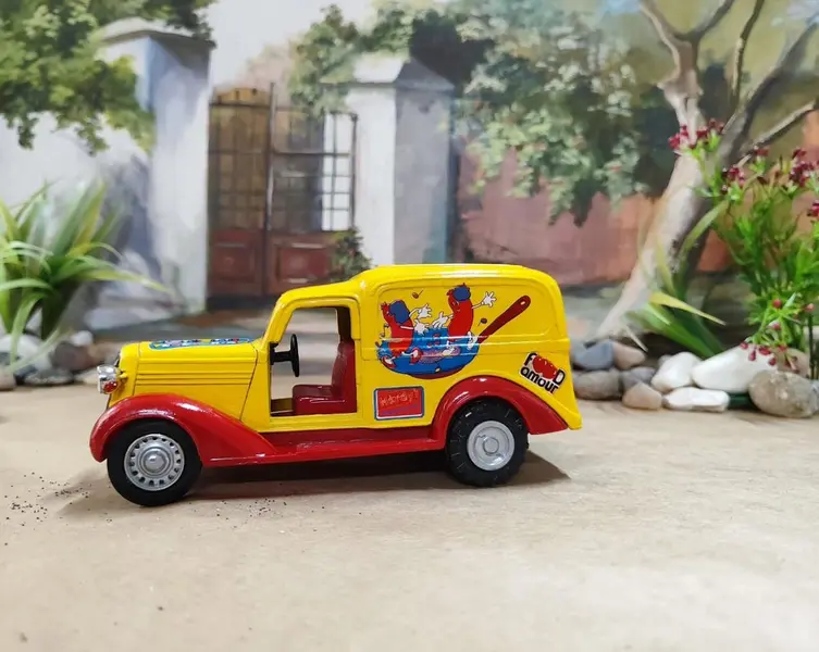 Foto de um(a) Mini Furgão Chevrolet, Modelo 1937, Escala 1/24, Anos 80, da categoria de Modelos de carros. Miniatura de furgão chevrolet, modelo 1937 para entrega delivery, escala 1/24. Fabricado pela atl nos anos de 1980. Pneus de... Mostrado de uma perspectiva diferente. Vendido no marketplace Trésors.