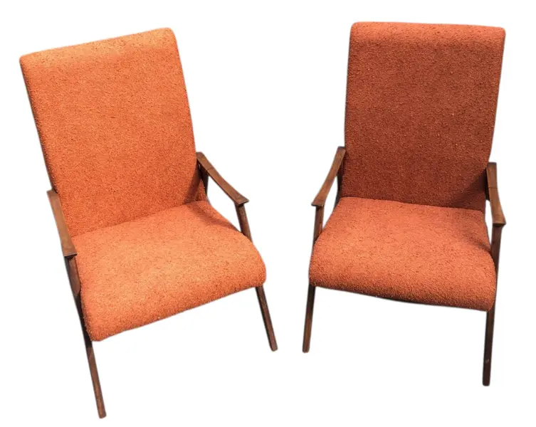 Foto de um(a) Par de Poltronas Modernistas Estofadas em Buclê Laranja Terracota, da categoria de Poltronas. Par de Poltronas Modernistas Estofadas em Buclê Laranja Terracota. Mostrado de uma perspectiva diferente. Vendido no marketplace Trésors.