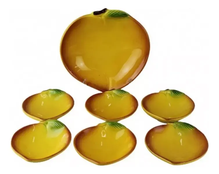 Foto de um(a) Conjunto para sobremesa, da categoria de Pratos. Conjunto de 7 peças em louça para sobremesa no formato de pêssego. Base amarela com borda em degradê quase marrom, pequena... Mostrado de uma perspectiva diferente. Vendido no marketplace Trésors.