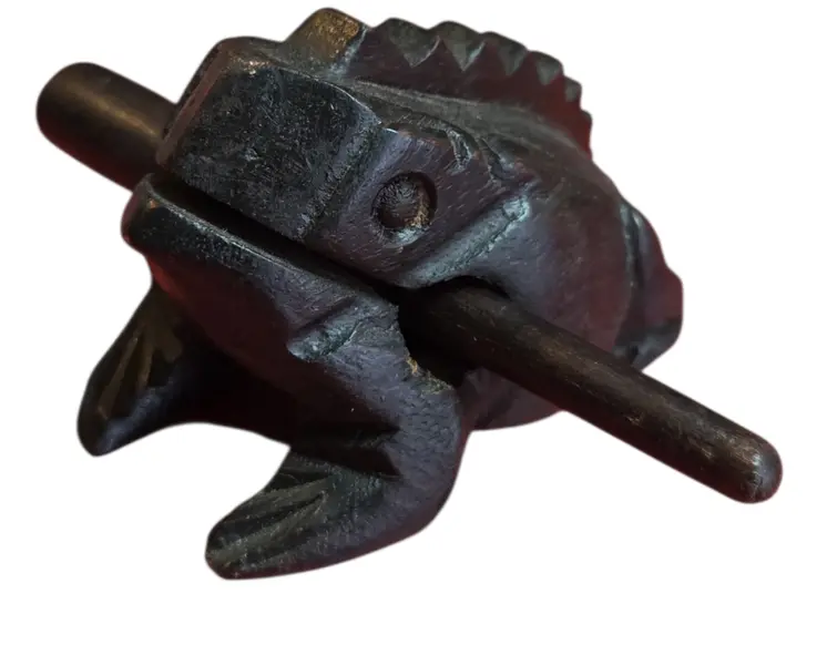 Foto de um(a) Sapinho Musical em Madeira Escura - Percussão Artesanal, da categoria de Outros colecionáveis. Este encantador sapinho não é apenas um item decorativo, mas um instrumento musical de percussão. Ao deslizar a baqueta de... Vendido no marketplace Trésors.