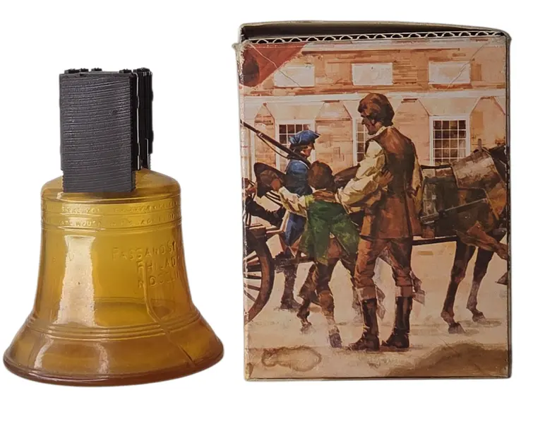 Foto de um(a) Perfume Avon - Liberty Bell Vintage, da categoria de Outros colecionáveis. Perfume Avon Liberty Bell Colecionável. Mostrado de uma perspectiva diferente. Vendido no marketplace Trésors.
