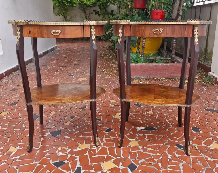Foto de um(a) Mesa lateral em madeira nobre, da categoria de Mesas laterais. Belissimas mesinhas laterais em madeira nobre, estilo francês Luiz XV, com 2 estágios, pernas recurvas terminadas em bronze,... Mostrado de uma perspectiva diferente. Vendido no marketplace Trésors.