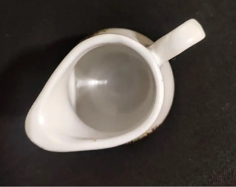 Foto de um(a) Cremeira Flower Anos 60, da categoria de Cremeiras. Cremeira em porcelana com adesivo (figurinha de passar), década de 1969 sem marca de fabricante, comum na época. A: 8 cm /... Mostrado de uma perspectiva diferente. Vendido no marketplace Trésors.