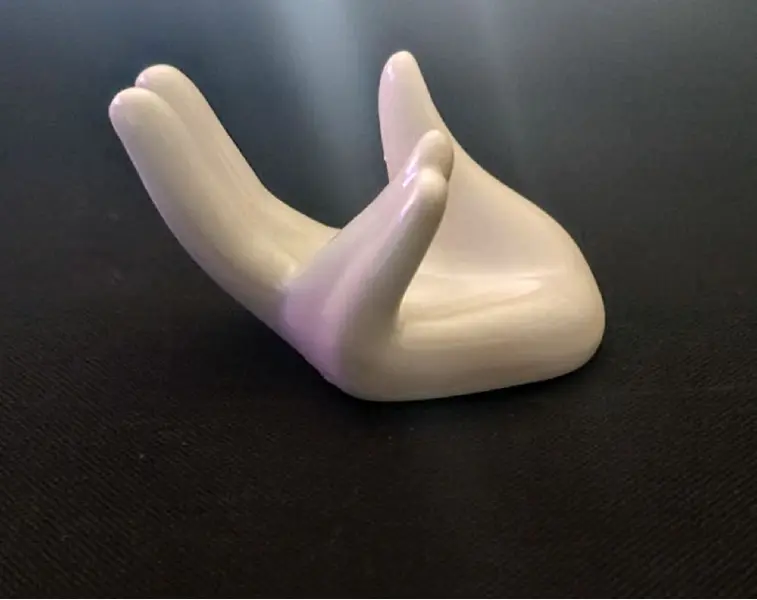 Foto de um(a) Base Mãos Anos 2000, da categoria de Outros objetos decorativos. Mini mãos em porcelana branca, usadas como base A: 4,7 cm L: 7,4 cm P: 5 cm peso: 60 g cada. Mostrado de uma perspectiva diferente. Vendido no marketplace Trésors.