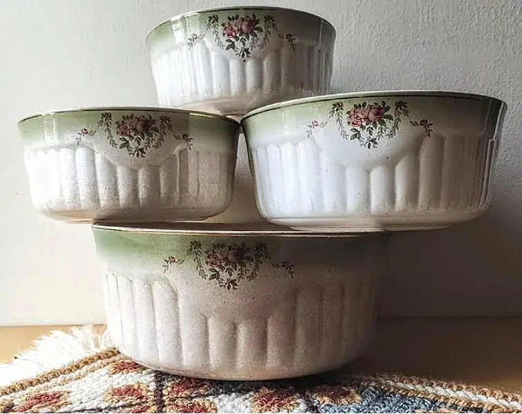 Foto de um(a) Conjunto de Bowls Porcelana Anos 30, da categoria de Travessas e tigelas. Bowls década de 1930 em porcelana policromada com gomos e craqueladas. De mafra, santa catarina. Sem marca porém com a... Mostrado de uma perspectiva diferente. Vendido no marketplace Trésors.