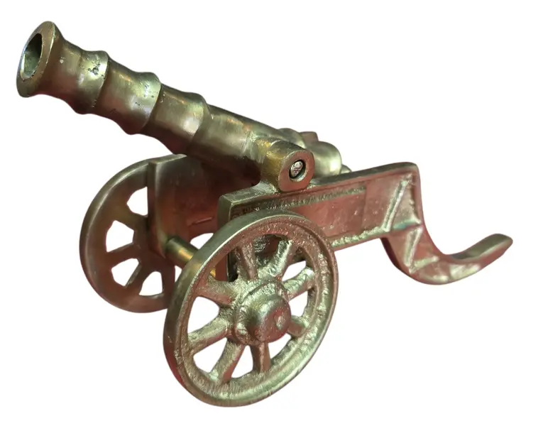 Foto de um(a) Miniatura de Canhão em Bronze Maciço, da categoria de Outros colecionáveis. Peça decorativa de canhão antigo, confeccionada inteiramente em bronze. Uma peça que une robustez e detalhamento, ideal para... Vendido no marketplace Trésors.