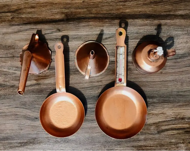 Foto de um(a) Combo Peças em Ferro com Pátina Cobre, da categoria de Outros objetos decorativos. Combinho com cinco peças decorativas em ferro com pátina cobre oxidadas e envelhecidas. **não acompanha o suporte** Duas... Mostrado de uma perspectiva diferente. Vendido no marketplace Trésors.