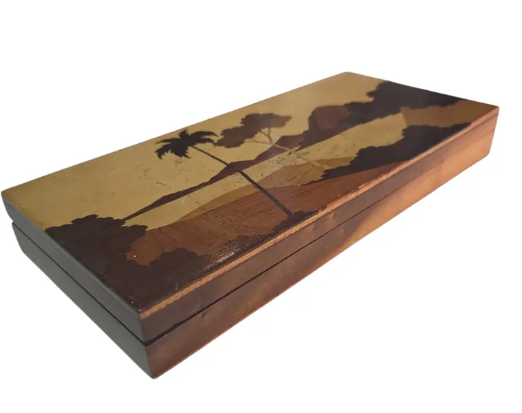 Foto de um(a) Porta-Selos em Madeira com Marchetaria Fina – Trabalho Artesanal, da categoria de Cestos e Caixas. Uma peça de requinte para os amantes da filatelia e da marcenaria clássica. Este porta-selos apresenta um minucioso trabalho... Mostrado de uma perspectiva diferente. Vendido no marketplace Trésors.