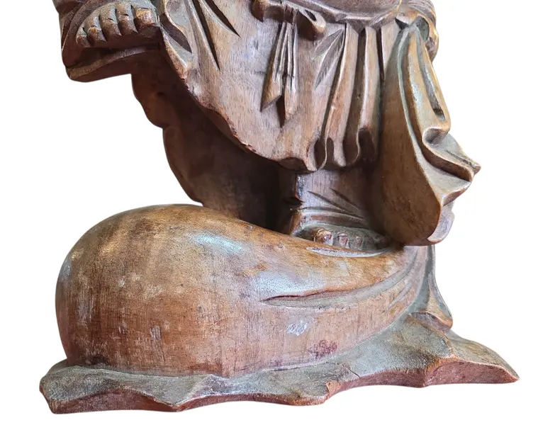 Foto de um(a) Escultura Buda em Madeira Maciça Esculpida à Mão, da categoria de Escultura. Linda peça decorativa entalhada em um único bloco de madeira maciça. Apresenta veios naturais e acabamento primoroso que... Mostrado de uma perspectiva diferente. Vendido no marketplace Trésors.