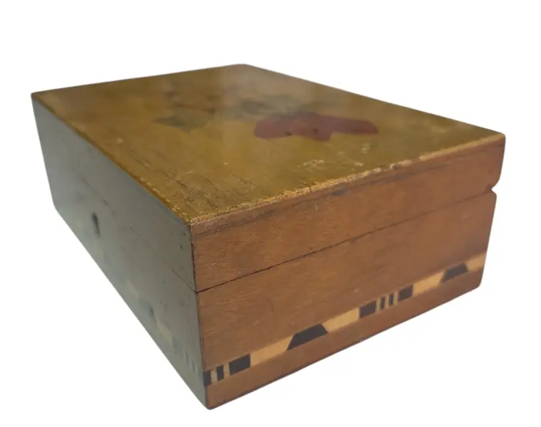 Foto de um(a) Porta-Joias Luxo em Marchetaria – Detalhe Floral de Rosas na Tampa, da categoria de Porta-Jóias. Com a beleza clássica da marcenaria tradicional, este porta-joias destaca-se pela sua tampa ricamente trabalhada em... Vendido no marketplace Trésors.