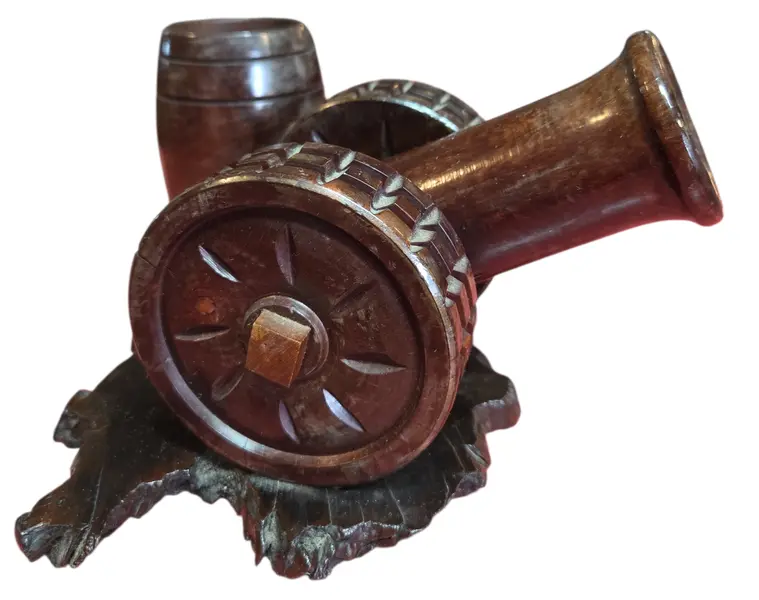 Foto de um(a) Canhão Decorativo em Madeira Nobre e Mini Barril – Peça Vintage, da categoria de Outros colecionáveis. Apresentamos uma distinta peça de coleção e decoração, rica em detalhes e executada com técnicas tradicionais de marcenaria.... Mostrado de uma perspectiva diferente. Vendido no marketplace Trésors.