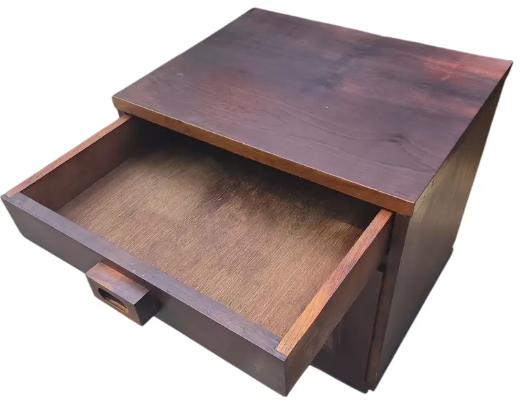 Foto de um(a) Mesa de Cabeceira em Madeira Maciça, da categoria de Cômodas e Sapateira. Beleza atemporal e funcionalidade para o seu dormitório. Esta mesa de cabeceira é uma peça autêntica de meados do século,... Mostrado de uma perspectiva diferente. Vendido no marketplace Trésors.