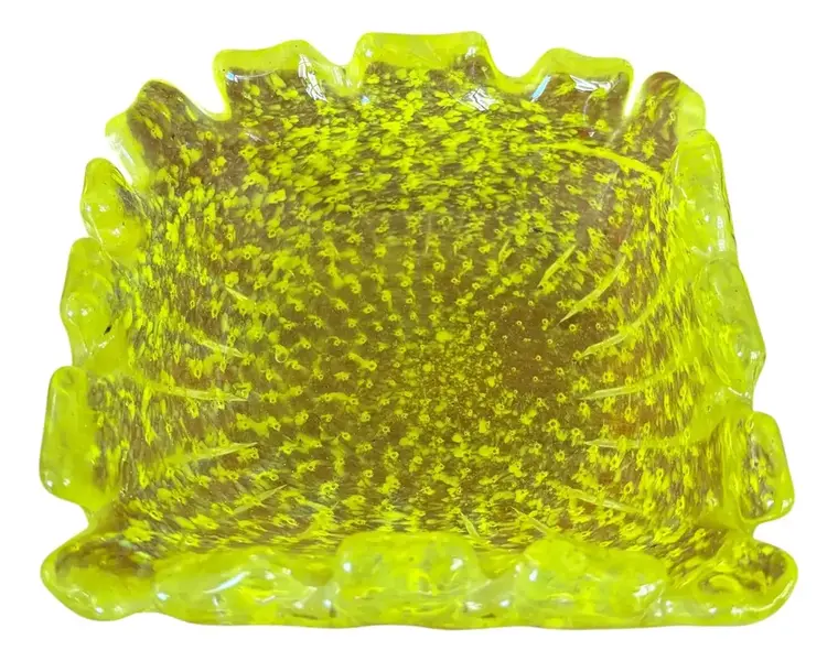 Foto de um(a) Antigo Bowl Decorativo Murano Italiano Amarelo Década 1960, da categoria de Travessas e tigelas. Antigo bowl decorativo em Murano italiano na cor amarelo. Peça artística, feita à mão. Original da década de 1960. Medidas... Vendido no marketplace Trésors.