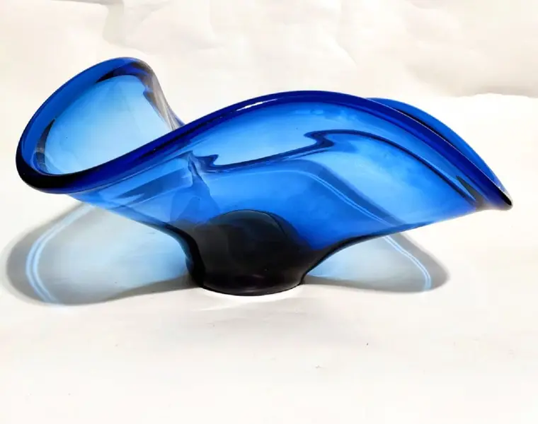 Foto de um(a) Centro de Mesa Cristal Cobalto, da categoria de Centro de mesa. Centro de mesa triangular em cristal azul cobalto, década de 1990 fabricante: são marcos Mede: 34 x 33 x 16 cm Peso: 2.113... Mostrado de uma perspectiva diferente. Vendido no marketplace Trésors.