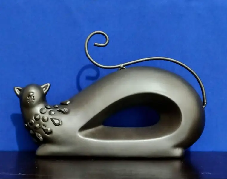 Foto de um(a) Cerâmica Cat Anos 80, da categoria de Modelos e estatuetas. Gato em cerâmica com pátina bronze e rabo em metal, década de 1980 A: 15 cm P: 5,5 cm L: 23,5 cm peso: 446 g. Mostrado de uma perspectiva diferente. Vendido no marketplace Trésors.