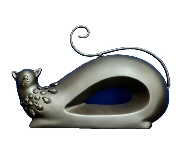 Foto de um(a) Cerâmica Cat Anos 80, da categoria de Modelos e estatuetas. Gato em cerâmica com pátina bronze e rabo em metal, década de 1980 A: 15 cm P: 5,5 cm L: 23,5 cm peso: 446 g. Vendido no marketplace Trésors.