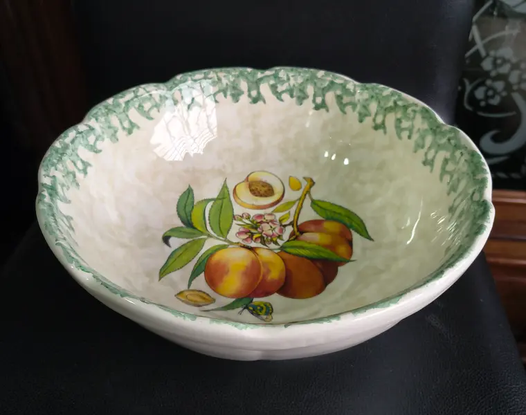 Foto de um(a) Saladeira / Fruteira Vintage em Cerâmica Italiana Himark - Estampa Pêssegos, da categoria de Travessas e tigelas. Maravilhosa saladeira (ou fruteira de mesa) vintage, legítima importada da Itália e produzida exclusivamente para a grife de... Mostrado de uma perspectiva diferente. Vendido no marketplace Trésors.