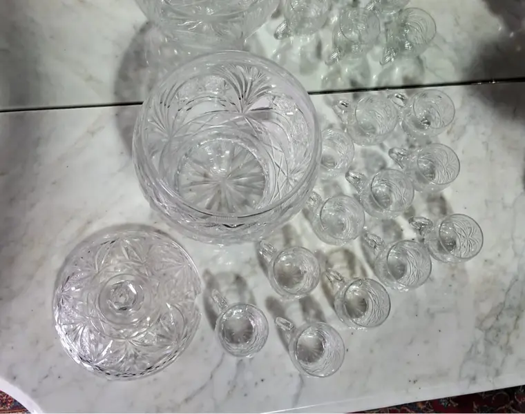 Foto de um(a) Poncheira em cristal lapidado com 12 canecos, da categoria de Outros utensílios para servir. Poncheira em cristal ricamente lapidado com 12 canecos. Peças em perfeito estado. Não possui concha. Mede:A (sem tampa)... Mostrado de uma perspectiva diferente. Vendido no marketplace Trésors.
