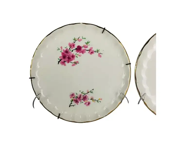 Foto de um(a) Par de pratos para parede, da categoria de Pratos Decorativos. Par de pratos decorativos em porcelana branca com motivos florais em policromia e filete dourado da manufatura W.S. george... Mostrado de uma perspectiva diferente. Vendido no marketplace Trésors.