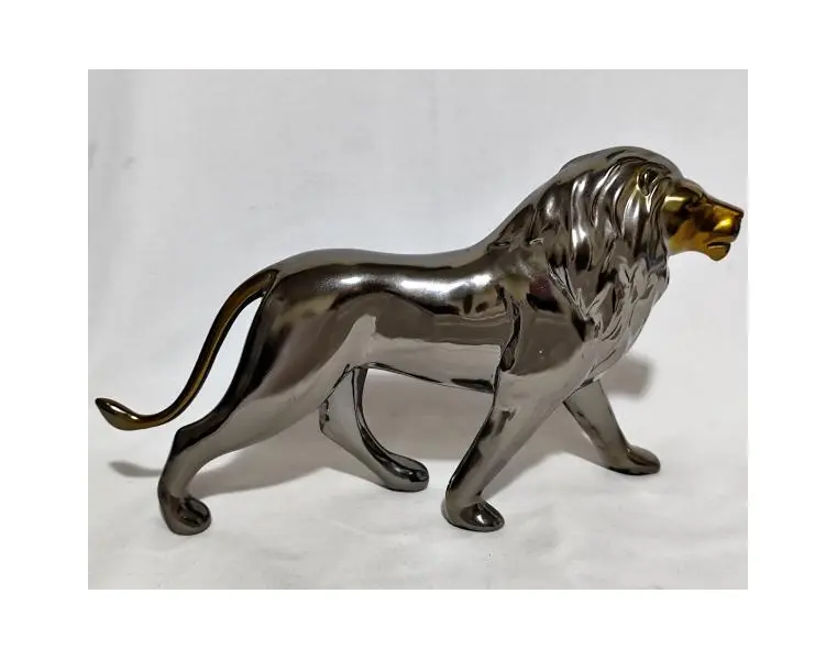 Foto de um(a) Grande escultura decorativo de leão, da categoria de Escultura. Grande escultura decorativo de leão em material rígido em tons dourado e fumê. Medidas 20,5 cm alt. X 33 cm compr. Mostrado de uma perspectiva diferente. Vendido no marketplace Trésors.