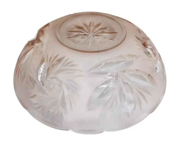 Foto de um(a) Bowl rosa de vidrão lapidado, da categoria de Travessas e tigelas. Bowl em vidrão lapidado na tonalidade rosa, com bordas onduladas. Medidas 9A X 21D Em bom estado, com mínimas marcas do... Mostrado de uma perspectiva diferente. Vendido no marketplace Trésors.