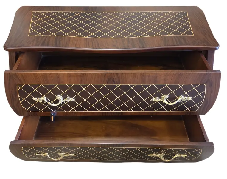 Foto de um(a) Comoda Bombê Xadrez Marchetaria e Bronze, da categoria de Cômodas e Sapateira. Esta magnífica cômoda estilo Bombê destaca-se pelo seu design curvilíneo imponente e pela riqueza de seus detalhes. O grande... Mostrado de uma perspectiva diferente. Vendido no marketplace Trésors.