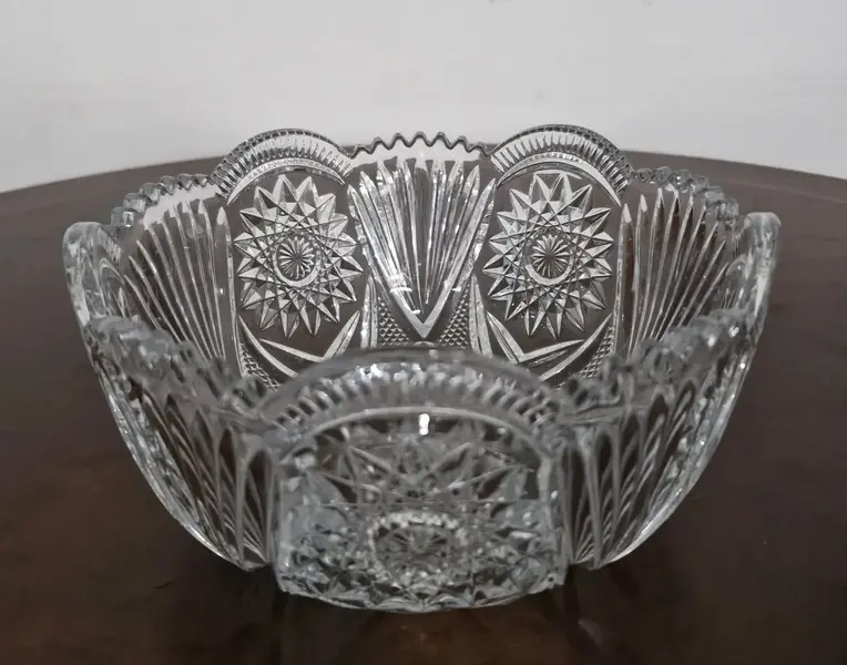 Foto de um(a) Tigela em cristal lapidado, da categoria de Travessas e tigelas. Bela tigela em cristal com lapidação estilo tcheco, adornada com estrelas, que exibe um trabalho de alta qualidade e... Mostrado de uma perspectiva diferente. Vendido no marketplace Trésors.