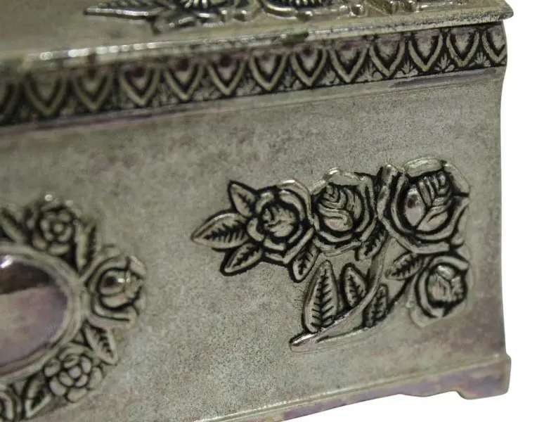 Foto de um(a) Porta joias em metal prateado com decoração de guirlandas, da categoria de Porta-Jóias. Caixa porta joias em metal prateado com decoração de guirlandas de flores em alto relevo e medalhão central. Parte interna... Mostrado de uma perspectiva diferente. Vendido no marketplace Trésors.