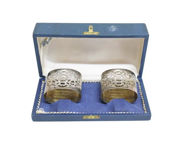 Foto de um(a) Par de porta - guardanapos MERIDIONAL, da categoria de Anel para guardanapo. Antigo par de porta guardanapos na caixa original, da manufatura MERIDIONAL em metal espessurado a prata com decoração... Vendido no marketplace Trésors.