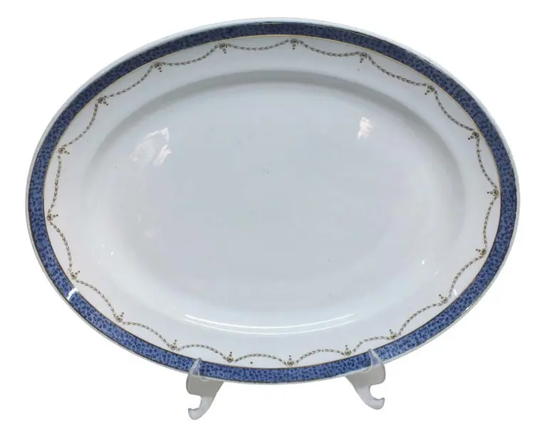 Foto de um(a) Travessa em porcelana MAPPIN & WEBB LTA, da categoria de Travessas e tigelas. Imponente travessa de porcelana branca da MAPPIN & WEBB LTA com marca d'água. Apresenta faixa azul na borda e cercaduras em... Vendido no marketplace Trésors.
