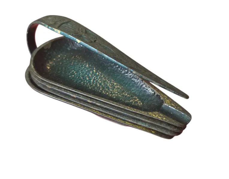 Foto de um(a) Cinzeiro Israelense em Relevo, da categoria de Cinzeiros. Uma peça que é pura história. Este cinzeiro traz gravuras detalhadas em alto-relevo que homenageiam os marcos históricos de... Vendido no marketplace Trésors.