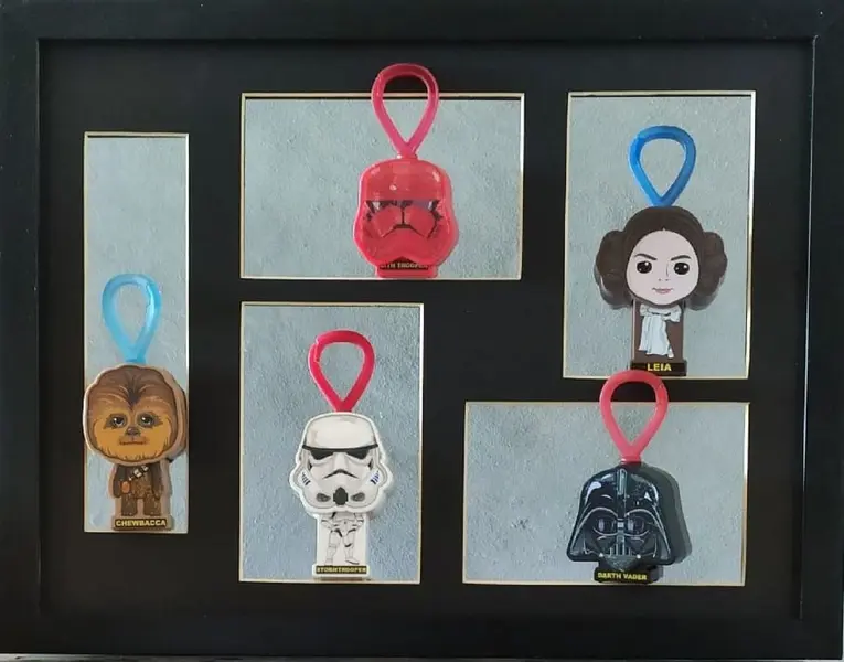 Foto de um(a) Coleção Star Wars - Mc Donald's, da categoria de Memorabilia de mídia e entretenimento. Coletânea de colecionáveis star wars - mcdonald's, de 2019, made in china A: 12.5cm L: 5cm aproximadamente. Mostrado de uma perspectiva diferente. Vendido no marketplace Trésors.