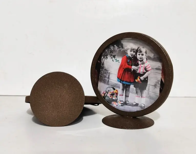 Foto de um(a) Dois Porta Retratos Circulares em Ferro, Década de 1930, da categoria de Porta retratos. Dois porta retratos circulares em ferro, vidro trocado por acetato devido a espessura dos vidros atuais, década de 1930 ... Mostrado de uma perspectiva diferente. Vendido no marketplace Trésors.