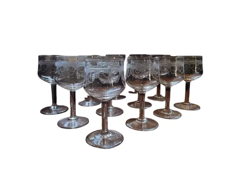 Foto de um(a) Antigo Conjunto 12 Cálices Para Licor Cristal Saint Louis, da categoria de Taças. Quem gosta de um licor? E que tal servir o seu licor favorito em grande estilo? E ainda decorar uma bandeja ou cristaleira... Vendido no marketplace Trésors.