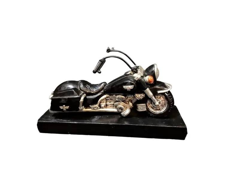 Foto de um(a) Moto Escultura 90'S, da categoria de Modelos e estatuetas. Escultua de motocicleta em resina com base em madeira ebanizada, década de 1990 A: 12 cm L: 19 cm P: 6 cm Base: 22 x 7 cm... Vendido no marketplace Trésors.