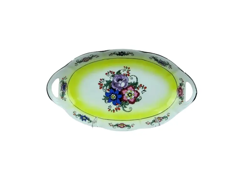 Foto de um(a) Travessa formato navete em porcelana branca com decoração floral, da categoria de Travessas e tigelas. Original travessa com forma de navete em porcelana branca com decoração floral em policromia. Apresenta pegas vazadas nas... Vendido no marketplace Trésors.