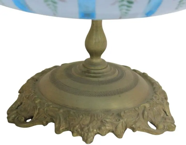 Foto de um(a) Centro de mesa de três andares em overley, da categoria de Centro de mesa. Exuberante centro de mesa de três andares em overley na tonalidade azul e branca, com decoração floral pintado à mão em... Mostrado de uma perspectiva diferente. Vendido no marketplace Trésors.