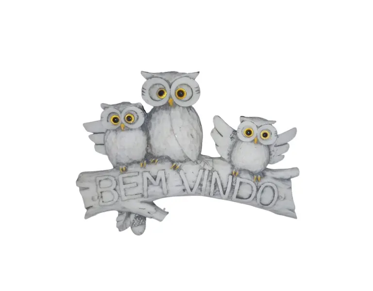 Foto de um(a) Placa decorativa de Boas Vindas em resina, da categoria de Suportes decorativos. Placa decorativa de boas-vindas, Familia de Corujas, com um design rústico e acolhedor, ideal para entradas de casas,... Vendido no marketplace Trésors.