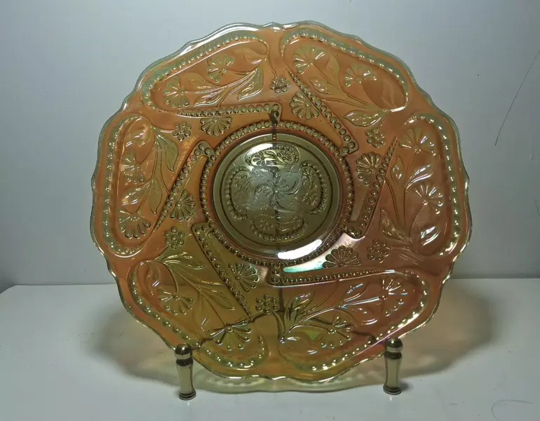 Foto de um(a) ​Grande Prato em Carnival Glass, da categoria de Pratos Decorativos. Grande Prato em Carnival Glass Prato no tom alaranjado das calêndulas. Peça da técnica inovadora de vidro iridescente criada... Mostrado de uma perspectiva diferente. Vendido no marketplace Trésors.
