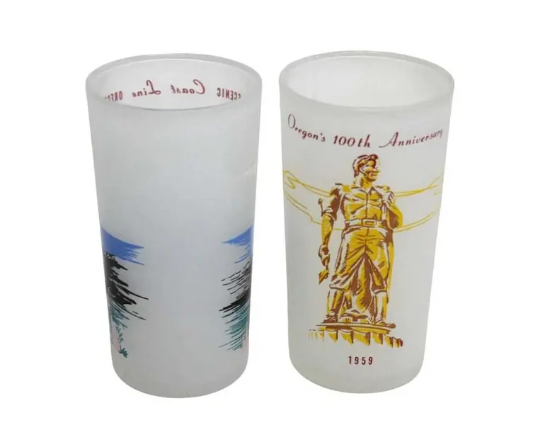 Foto de um(a) 6 Copos Foscos Retrô de 1959 - Centenário do Oregon, da categoria de Copos. Conjunto de 6 Copos Foscos Retrô de 1959 - Centenário do Oregon - São uma seleção de um conjunto produzido em 1959 para o... Mostrado de uma perspectiva diferente. Vendido no marketplace Trésors.