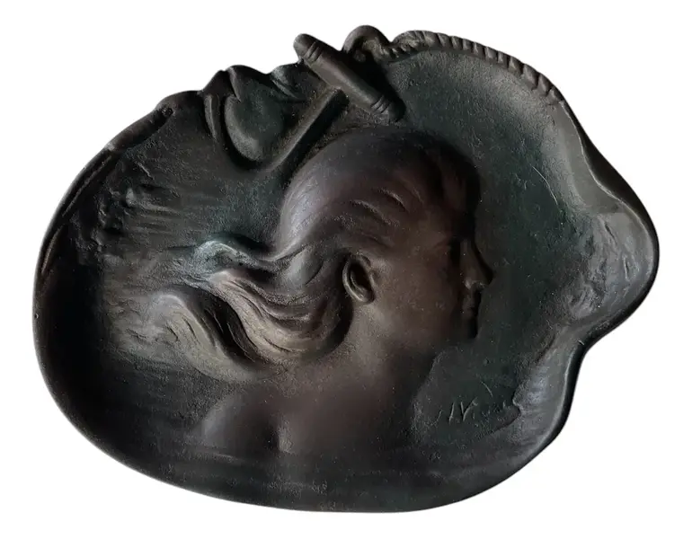 Foto de um(a) Antiga Escultura Porta Cartão Francês Dama Art Nouveau, da categoria de Escultura. Antiga escultura decorativa, despojador ou porta cartões em pétit bronze francês. Peça artística e assinada. Período Art... Vendido no marketplace Trésors.