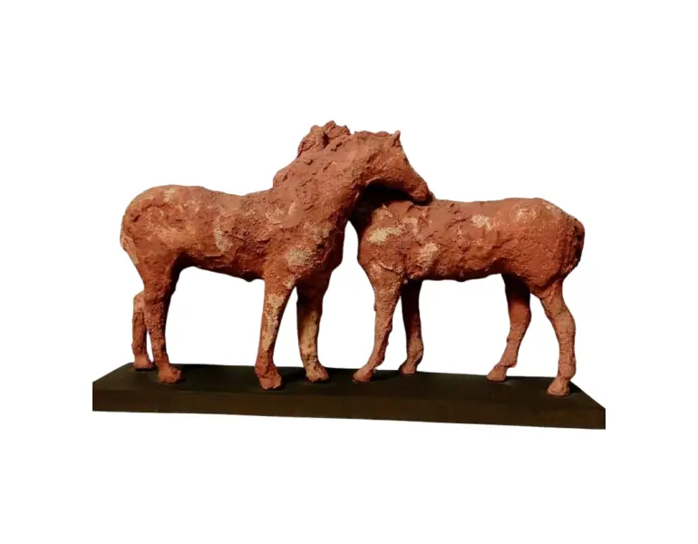 Foto de um(a) Escultura em papal mache - Love Horse, da categoria de Escultura. Peça única pelo designer marcelus ribas. Escultura em papier mache com patina terracota e base em madeira. A: 30cmL: 50cm... Vendido no marketplace Trésors.