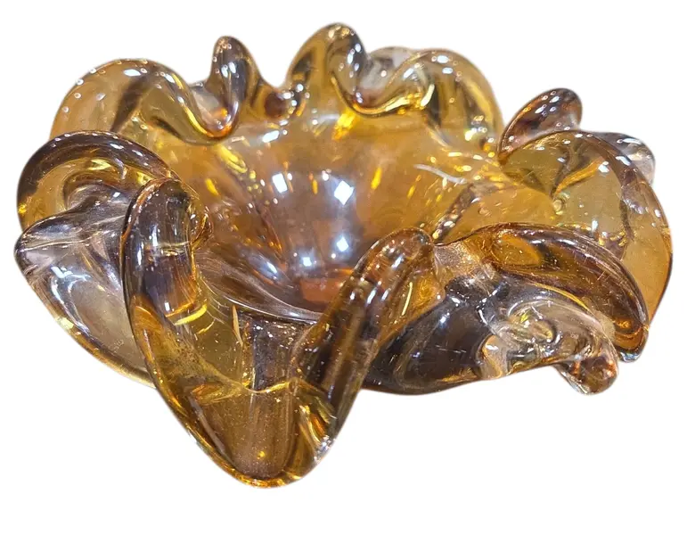 Foto de um(a) Cinzeiro em Murano, da categoria de Cinzeiros. Adicione um toque de cor e brilho ao seu décor com este cinzeiro em Cristal Murano. Com seu design robusto e lapidação... Vendido no marketplace Trésors.