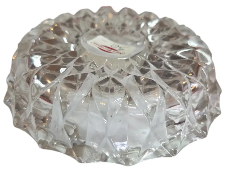 Foto de um(a) Cinzeiro Cristal Margot, da categoria de Cinzeiros. O ápice da elegância funcional. Este cinzeiro é esculpido em cristal de alta transparência, apresentando lapidações... Mostrado de uma perspectiva diferente. Vendido no marketplace Trésors.