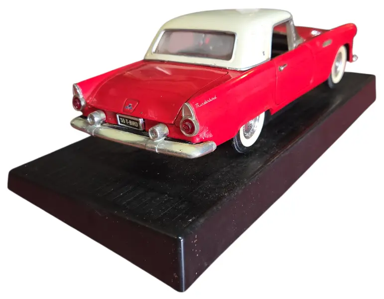 Foto de um(a) Miniatura Ford Thunderbird 1955 - Escala 1:18 - Vermelho/Branco (Relíquia), da categoria de Carros e caminhões de brinquedo. Apresentamos uma peça icônica do automobilismo americano: a miniatura do Ford Thunderbird 1955. Este exemplar capta toda a... Mostrado de uma perspectiva diferente. Vendido no marketplace Trésors.