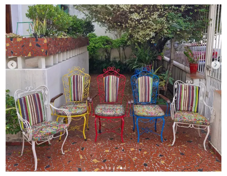 Foto de um(a) ​Conjunto de cadeiras de ferro para jardim modelo "Folhinha", da categoria de Cadeiras, bancos e banquetas. Conjunto de cadeiras de ferro para jardim modelo "Folhinha", muito tradicional no Brasil desde os anos 1950 e 1960.Essas... Mostrado de uma perspectiva diferente. Vendido no marketplace Trésors.