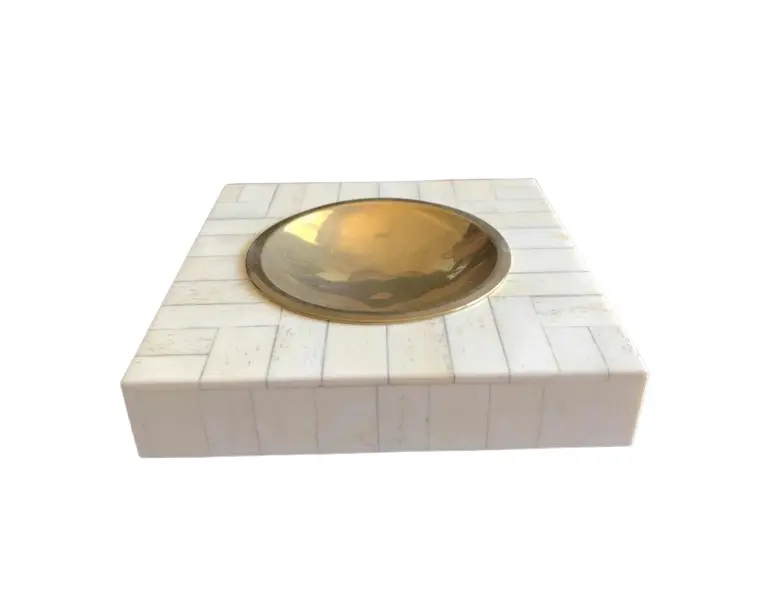 Foto de um(a) Elegante Porta-cartões Cinzeiro Estilo Art Deco, da categoria de Cinzeiros. Elegante porta-cartões, também pode ser um cinzeiro em folhas de marfim com bronze. Estilo Art Deco. Diâmetro 16cm. Vendido no marketplace Trésors.