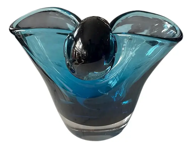 Foto de um(a) Antigo Vaso Decorativo Em Murano Italiano Azul Art Deco, da categoria de Vasos. Antigo e muito diferente vaso “gota” em Murano italiano na cor azul. Ele tem um formato icônico, com essa divisão da gota no... Vendido no marketplace Trésors.